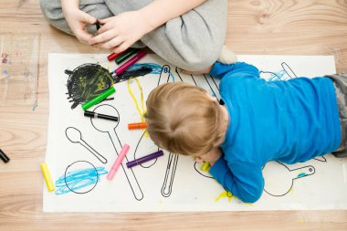 Gölge oyunu. Oyuncak doğrusal simgesini ayır. İnce çizgili çizim. Contour sembolü. Eğitici bir oyun. Beş dakikalık el işi. Mutfak Aletleri olan çocuklar için DIY ev oyunu.