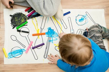 Gölge oyunu. Oyuncak doğrusal simgesini ayır. İnce çizgili çizim. Contour sembolü. Eğitici bir oyun. Beş dakikalık el işi. Mutfak Aletleri olan çocuklar için DIY ev oyunu.