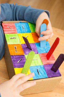 Montessori uygulaması. Renklere göre sıralıyorum. Karton kutudan ve dondurma çubuklarından evde. 5 dakikalık basit bir iş. Bebekler için erken okul öncesi eğitim.