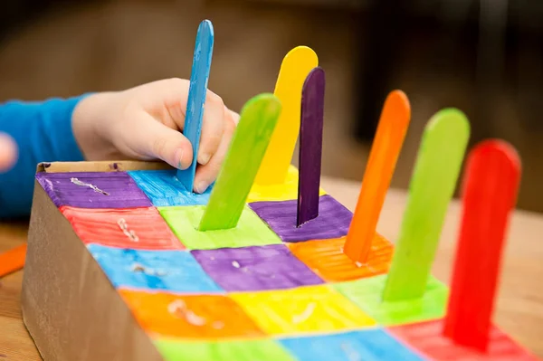 Montessori uygulaması. Renklere göre sıralıyorum. Karton kutudan ve dondurma çubuklarından evde. 5 dakikalık basit bir iş. Bebekler için erken okul öncesi eğitim.