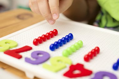 İğne yerleştiren numaracı çocuk sayesinde. Evde oyna. Çocukların iyi motor becerileri geliştirmesi için uygulama, oyun yoluyla mantıklı düşünme. Saymayı öğren ve hayal gücünü, yaratıcılığı canlandır..