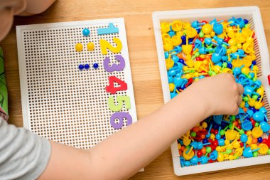 İğne yerleştiren numaracı çocuk sayesinde. Evde oyna. Çocukların iyi motor becerileri geliştirmesi için uygulama, oyun yoluyla mantıklı düşünme. Saymayı öğren ve hayal gücünü, yaratıcılığı canlandır..