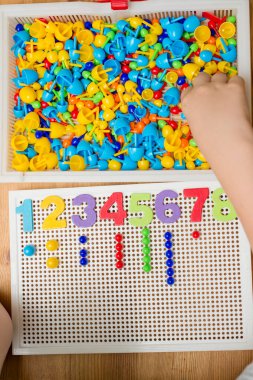 İğne yerleştiren numaracı çocuk sayesinde. Evde oyna. Çocukların iyi motor becerileri geliştirmesi için uygulama, oyun yoluyla mantıklı düşünme. Saymayı öğren ve hayal gücünü, yaratıcılığı canlandır..