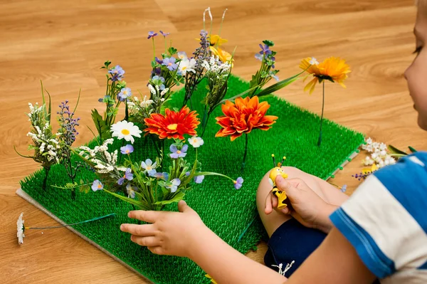 Детский Луг Ребенок Играет Искусственными Цветами Искусственной Траве — стоковое фото