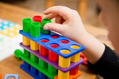 Çocuklar rakamlara el atarlar. Oyun boyunca saymayı öğreniyorum. Eklemek ve çıkarmak için araç, bölmek ve çoğaltmak, usta matematik anlayışı, örüntü duygusu, eller ve gözler aracılığıyla tecrübe.