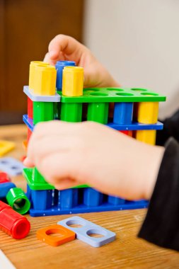 Çocuklar rakamlara el atarlar. Oyun boyunca saymayı öğreniyorum. Eklemek ve çıkarmak için araç, bölmek ve çoğaltmak, usta matematik anlayışı, örüntü duygusu, eller ve gözler aracılığıyla tecrübe.