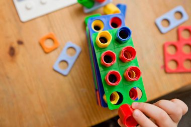 Çocuklar rakamlara el atarlar. Oyun boyunca saymayı öğreniyorum. Eklemek ve çıkarmak için araç, bölmek ve çoğaltmak, usta matematik anlayışı, örüntü duygusu, eller ve gözler aracılığıyla tecrübe.