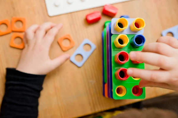 Ungar Ger Hand Siffror Lära Sig Räkna Genom Spelet Verktyg — Stockfoto