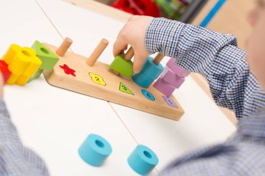 Saymayı, şekilleri ve renkleri öğrenmek. Montessori tipi uygulama. Tahta oyuncaklar. Çocukların iyi motor becerileri geliştirmesi için uygulama, oyun yoluyla mantıklı düşünme.