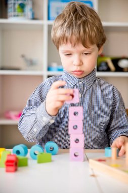 Saymayı, şekilleri ve renkleri öğrenmek. Montessori tipi uygulama. Tahta oyuncaklar. Çocukların iyi motor becerileri geliştirmesi için uygulama, oyun yoluyla mantıklı düşünme.