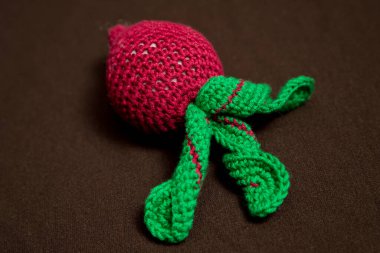 Örgü sebze: Pancar. Konsept. Şekillendirme. El sanatları. Çocukların iyi motor becerileri olması için ekolojik oyuncaklar. El yapımı oyuncaklar. Montessori eğitimi.