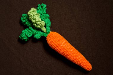 Örgü sebze: Havuç. Konsept. Şekillendirme. El sanatları. Çocukların iyi motor becerileri olması için ekolojik oyuncaklar. El yapımı oyuncaklar. Montessori eğitimi.
