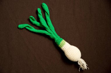 Örgü sebze: Soğan. Konsept. Şekillendirme. El sanatları. Çocukların iyi motor becerileri olması için ekolojik oyuncaklar. El yapımı oyuncaklar. Montessori eğitimi.