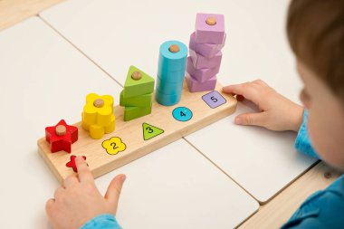 Saymayı, şekilleri ve renkleri öğrenmek. Montessori tipi uygulama. Tahta oyuncaklar. Saymayı öğren ve hayal gücünü, yaratıcılığı, el-göz koordinasyonunu teşvik et.