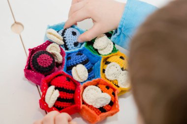 Arılı renkli arı kovanı. Bebekler için güvenli oyuncaklar. İşlenmiş yumurta sanatı fikirleri parlak renkli gökkuşağı renkli bir eğitim oyuncağıdır. Küçük çocuklar için okul öncesi oyunu. Montessori eğitimi