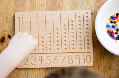 Montessori Boncuklar Kurulu. Sayıları saymayı ve yazmayı öğrenmek, çocuğu zihinsel aritmetiğe hazırlamak, bir düzen, odaklanma, koordinasyon ve doğruluk duygusu geliştirmek.