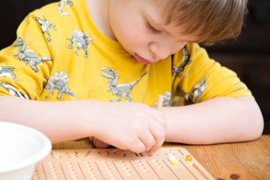 Montessori Boncuklar Kurulu. Sayıları saymayı ve yazmayı öğrenmek, çocuğu zihinsel aritmetiğe hazırlamak, bir düzen, odaklanma, koordinasyon ve doğruluk duygusu geliştirmek.