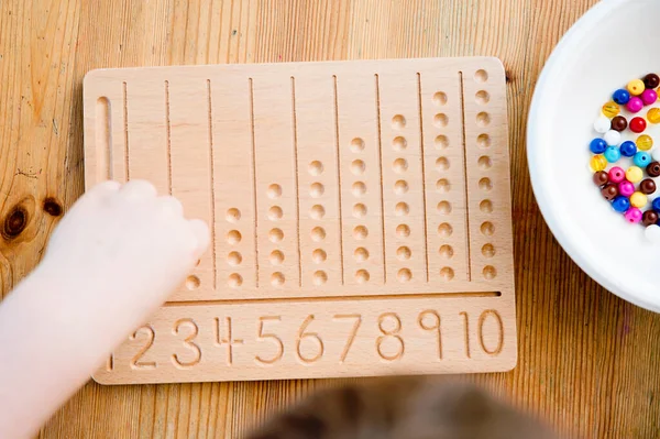 Montessori Boncuklar Kurulu. Sayıları saymayı ve yazmayı öğrenmek, çocuğu zihinsel aritmetiğe hazırlamak, bir düzen, odaklanma, koordinasyon ve doğruluk duygusu geliştirmek.