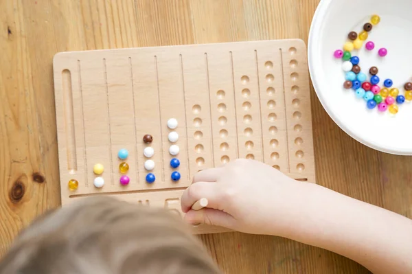 Montessori Boncuklar Kurulu. Sayıları saymayı ve yazmayı öğrenmek, çocuğu zihinsel aritmetiğe hazırlamak, bir düzen, odaklanma, koordinasyon ve doğruluk duygusu geliştirmek.