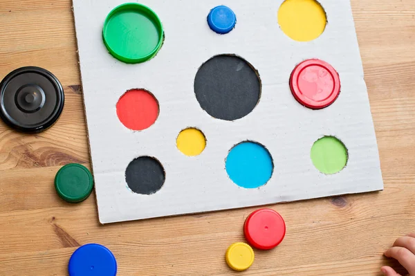 Encontrar Una Coincidencia Niño Insertando Diferentes Tamaños Tapas Plástico Color — Foto de Stock