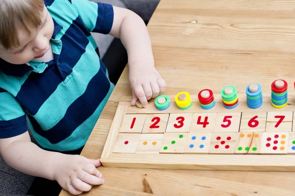 Niño Jugando Con Anillos Madera Diferentes Colores Secuencia Habilidades Motoras —  Fotos de Stock