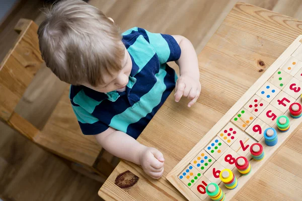 Barn Leker Med Olika Färger Träringar Sekvens Finmotorik Terapiuppgift För — Stockfoto