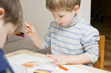 İki çocuk eli boyama evi renkli mum renkli balonlarla boyuyor. El-göz koordinasyonu için egzersiz, hayal gücünü canlandırma, yaratıcılık, iyi motor becerileri geliştirme.