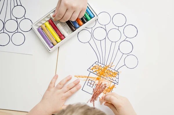 Due Paia Mani Bambini Colorano Disegno Casa Con Palloni Aerostatici — Foto Stock