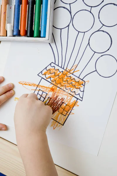 Dos Pares Niños Manos Para Colorear Dibujo Casa Con Globos —  Fotos de Stock