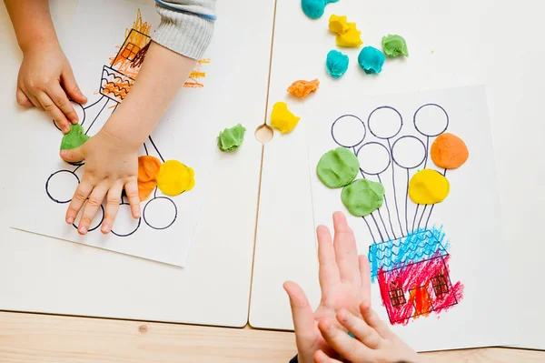 Due Paia Mani Bambini Colorano Disegno Casa Con Palloni Aerostatici — Foto Stock