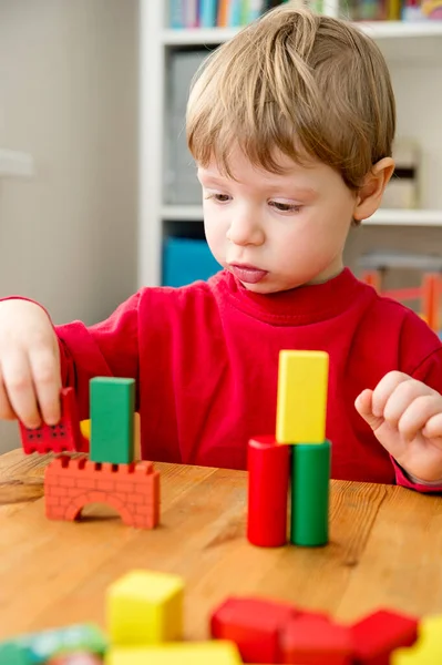 Jeune Constructeur Enfant Construisant Ville Partir Blocs Bois Salle Jeux — Photo