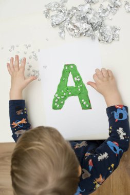 İki yaşındaki bir çocuk alüminyum folyo toplarıyla 