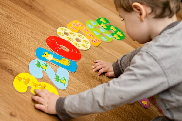 Niño Jugando Con Números Juguete Suelo Juego Matemáticas Intelectuales Preescolar —  Fotos de Stock