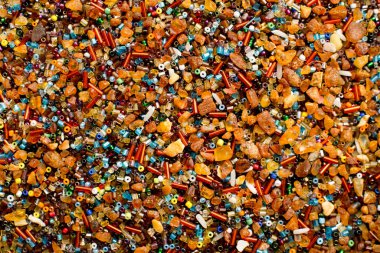 Pahalı bir tebrik kartı. Boncuk ve doğal kehribar bileşimi.