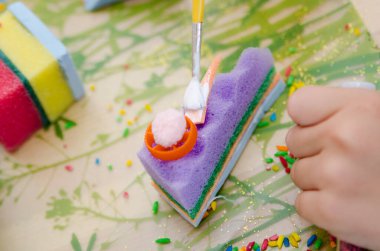 Evde eğlenmek. Bulaşık yıkama süngerli kek. Karantina sırasında çocukların işe alınması.