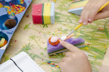 Evde eğlenmek. Bulaşık yıkama süngerli kek. Karantina sırasında çocukların işe alınması.