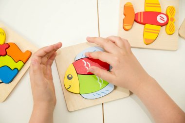 Jigsaw Bebek Erken Eğitim Oyuncakları 3 boyutlu Yapboz Çocuklar Yetenek Egzersizi Çocuklar Tahta Hediyeler. Erkek eli yapboz parçasında. Erken eğitim, odaklanma egzersizleri