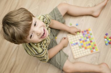 Mats eğitici bir oyun. İyi motor becerileri geliştirmek, mantıklı düşünmek, ilkokul öğrencileri ve hevesli matematik uzmanları için bir araç. Sayılar, rakamlar, temel aritmetik işlemleri içeren renkli tahta küpleri