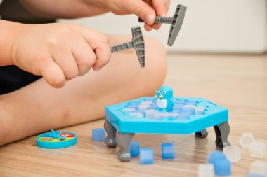 Buzun üzerindeki penguen. Çocuklar için plastik oyuncak. Yalnız ya da grup halinde oynanacak masa oyunu. Çarkı çevir ve buzu çekiçle kır.