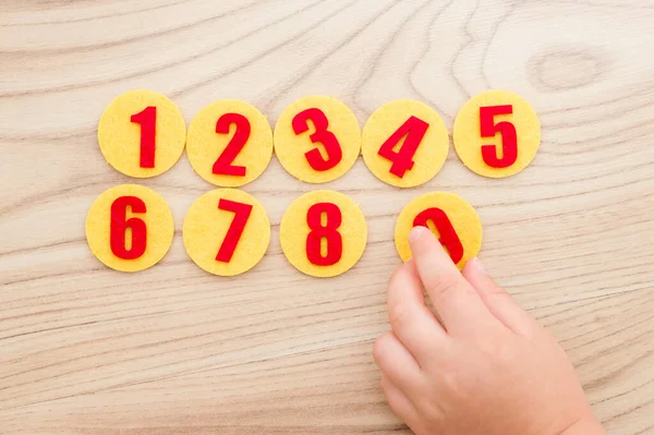 Sequência Números Sete Meninos Mão Segurando Número Brinquedo Crianças Para — Fotografia de Stock