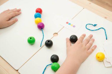 Birincil Dantelli Boncuklar, Tahta Taşaklı Eğitici Oyuncak. Bebekler için renkli gökkuşağı ahşap bağlama oyuncağı. Güzel motor beceriler geliştirmek için iplik oyuncağı. Dantelli topu tutan çocuk