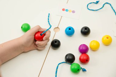 Birincil Dantelli Boncuklar, Tahta Taşaklı Eğitici Oyuncak. Bebekler için renkli gökkuşağı ahşap bağlama oyuncağı. Güzel motor beceriler geliştirmek için iplik oyuncağı. Dantelli topu tutan çocuk