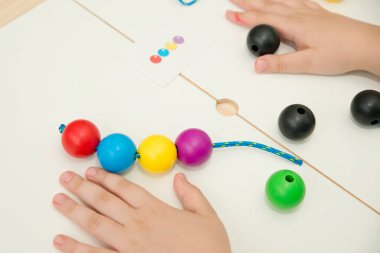 Birincil Dantelli Boncuklar, Tahta Taşaklı Eğitici Oyuncak. Bebekler için renkli gökkuşağı ahşap bağlama oyuncağı. Güzel motor beceriler geliştirmek için iplik oyuncağı. Dantelli topu tutan çocuk