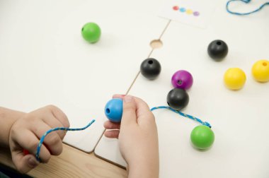Birincil Dantelli Boncuklar, Tahta Taşaklı Eğitici Oyuncak. Bebekler için renkli gökkuşağı ahşap bağlama oyuncağı. Güzel motor beceriler geliştirmek için iplik oyuncağı. Dantelli topu tutan çocuk