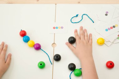 Birincil Dantelli Boncuklar, Tahta Taşaklı Eğitici Oyuncak. Bebekler için renkli gökkuşağı ahşap bağlama oyuncağı. Güzel motor beceriler geliştirmek için iplik oyuncağı. Dantelli topu tutan çocuk