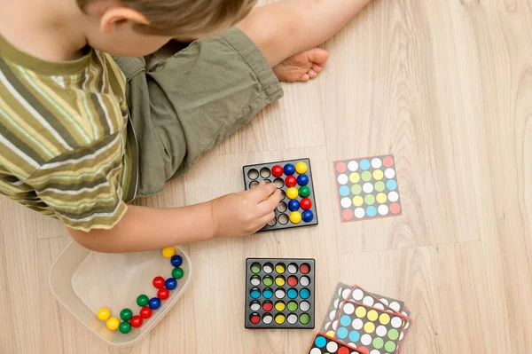 Childs Elleri Renkli Ahşap Misketlerin Üzerinde Renkli Mantık Oyunu Anaokulu — Stok fotoğraf