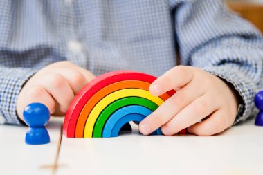 Tahta renkli gökkuşağı. Çocuklar için eğlence ve yaratıcılık oyuncakları. Sıralama, iyi motor beceriler, eğitim ve beyin egzersizi için terapi görevi. Montessori tipi uygulama.