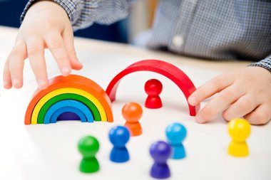 Tahta renkli gökkuşağı. Çocuklar için eğlence ve yaratıcılık oyuncakları. Sıralama, iyi motor beceriler, eğitim ve beyin egzersizi için terapi görevi. Montessori tipi uygulama.