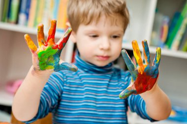 Küçük anaokulu sanatçısı. Elleriyle resim yapan çocuk. Sanat eğitimi, Montessori programı, duyusal ve hareket koordinasyonu, sanat terapisi, aktiviteler Çocuk Koruma Hakkı.