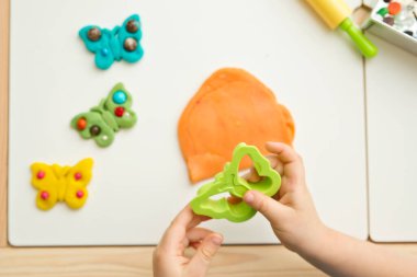 Boncuklarla süslenmiş plastik kelebekler. Seramik ve çömlekçiliğin başlangıcı. Evde etkinlikler, sanat terapisi, yaratıcılık ve hayal gücü egzersizleri .